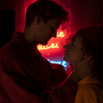 пара смотрит друг другу в глаза и улыбается